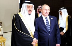 شاهد بالفيديو... الملك سلمان يتعرض لموقف محرج فور وصوله إلى روسيا