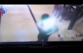 بالفيديو ... لحظة انفجار هاتف سامسونغ في جيب رجل