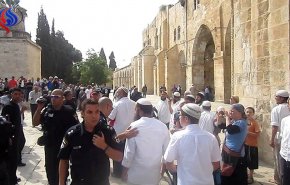 مستوطنون يقتحمون قبر النبي يوسف (ع) واعتقالات بالضفة