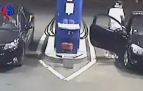 بالفيديو ـ رفض إطفاء السيجارة في محطة للوقود .. فعاقبه العامل على طريقته !