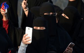 سجال واسع في السعودية بسبب قانونية تفتيش محادثات “واتس آب”