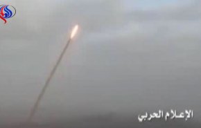 شاهد: صاروخ باليستي يمني يهز العمق السعودي ويدك مقر قيادة