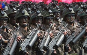 رزمایش پاراگلایدری ارتش کره شمالی برای نفوذ به مواضع کره جنوبی و آمریکا