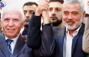 حماس وفتح توقعان على اتفاق المصالحة رسميا في القاهرة 