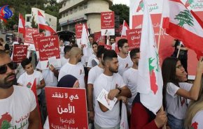 طلب عشرات المتظاهرين اللبنانيين بترحيل اللاجئين السوريين!