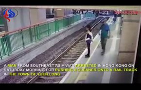 بالفيديو... دفعها على سكة القطار من دون أيّ رحمة... إليكم ما حصل معها!
