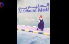 شاهد بالفيديو...هذا الشاب يثير غضبا عارما في الشارع السعودي!