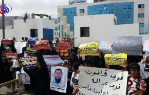 بالصور: احتجاج أهالي المعتقلين بالسجون الإماراتية في عدن