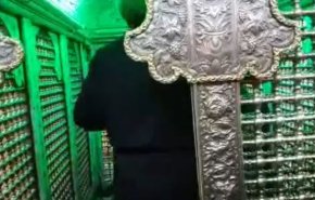 فیلمی از حضور خانواده شهید حججی داخل ضریح حضرت رقیه سلام الله عليها