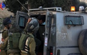 الاحتلال يشن حملة اعتقالات بالضفة ويصيب عدة فلسطينيين
