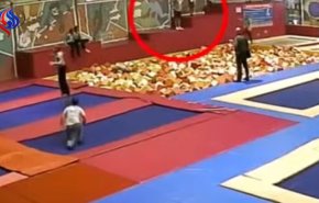 فيديو| لحظة وفاة سياسي روسي أمام نظر ابنه بعد قفزة خاطئة!
