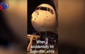 بالفيديو.. «سوبرمان» يحطم مقدمة طائرة !