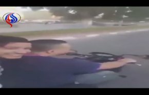 بالفيديو... نهاية مأساوية لشابين حاولا تجاوز مجموعة من السيارات!