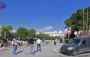 وفاة شرطي متأثرا بجراحه بعد طعنه أمام برلمان تونس