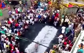 بالفيديو...هندية تسقط في فحم مشتعل أثناء استعراض 