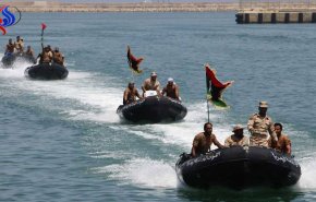 خفر السواحل الليبى يعترض زورقا مكدسا بـ150 مهاجرا