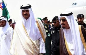 أمير قطر يعزي الملك سلمان وولي عهده والأمير مقرن