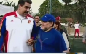 ویدیو/ مارادونا در ونزوئلا پا به توپ شد