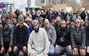 بالفيديو والصور...هکذا يحتجون مسلمون بفرنسا احتجاجًا على إغلاق مسجد