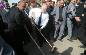بالصور.. ماذا يفعل رئيس وزراء العراق بهذه المكنسة؟
