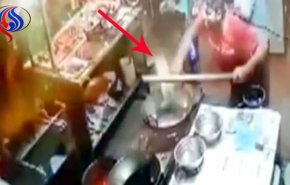 فيديو| شيف مطعم يحرق زبوناً بالزيت الساخن لأنّه احتج على الوجبة'!!