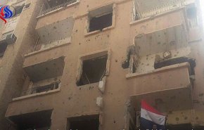 الجيش السوري يرفع العلم على منزل رياض حجاب ويشعل مواقع التواصل 