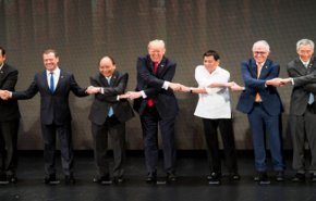 دست دادن ترامپ در فیلیپین سوژه شد + عکس


