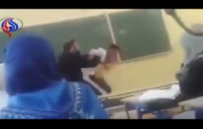 بالفيديو.. مشاجرة عنيفة بين طالب ومعلم داخل الفصل