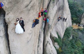 بالصور.. هل هذا أخطر حفل زفاف في العالم؟
