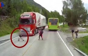 بالفيديو... طفل يقفز أمام شاحنة ضخمة... نتيجة لاتصدق!