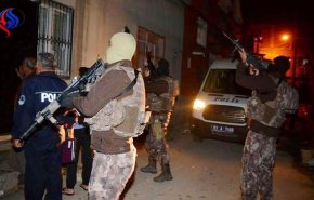 تركيا تحتجز 136 شخصاً بينهم معلمون ورجال شرطة 