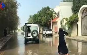 شاهد.. سعودية تركب امواج شوارع جدة! (فيديو)