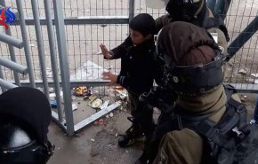 شاهد لحظة اعتقال قوات الاحتلال طفلاً فلسطينياً