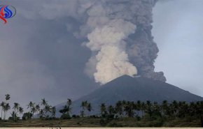 جاكرتا تعتزم إجلاء 100 ألف شخص من منطقة بركان بالي