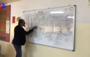 بالفيديو ...معلم أردني يشرح دروس الفيزياء بطريقة غريبة جداً !!