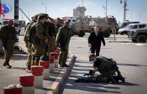 طعن جندي اسرائيلي واصابة 35 فلسطينيا بحالة اختناق نتيجة ممارسات الاحتلال+فيديو