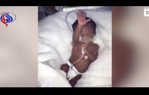 فيديو طريف لطفل حديث الولادة لا يطيق اقتراب والدته منه 