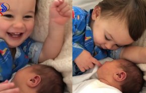 بالصور.. حب طفل لشقيقه الرضيع يبهر مواقع التواصل 