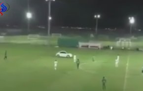 بالفيديو.. مشجع اماراتي يقتحم ملعب كرة قدم بسيارته!
