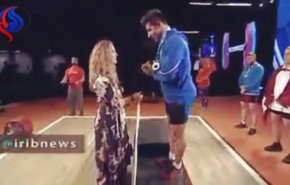 شاهد ماذا فعل لاعب ايراني عالمي عندما حاولت مصافحته امرأة!