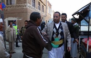 بالصور.. الصماد يتجول في صنعاء متفقدا احوال الناس 