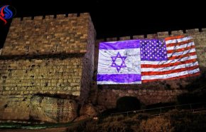 شاهد.. الاحتلال، يضيئ أسوار القدس بأعلام أمريكية وإسرائيلية
