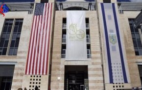 بالصور .. رفع العلم الاميركي على مبنى بلدية القدس