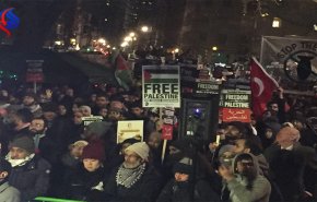 مظاهرة حاشدة امام السفارة الامريكية بلندن تنديدا بقرار ترامب