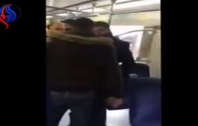 شاهد.. اعتداء أعوان مراقبة بتونس على راكب قطار يشعل التواصل!