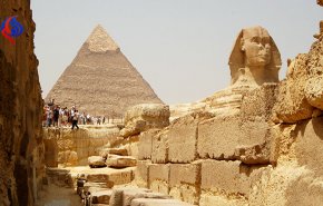 بالفيديو.. مغامرة مذيعة مصرية داخل سرداب تحت تمثال 