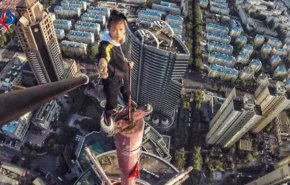 بالفيديو.. مغامَرة متهورة تنهي حياة صيني من ارتفاع 62 طابقا
