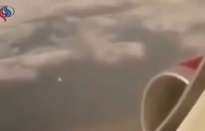 بالفيديو.. جسم غريب يحلق في السماء بالقرب من طائرة ركاب!