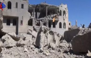 شاهد بالفيديو.. هکذا استهدف العدوان السعودي «مبنی للاسری» في اليمن!