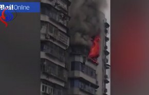 بالفيديو.. قفز من الطابق الـ 24 هربا من حريق فكان مصيره..